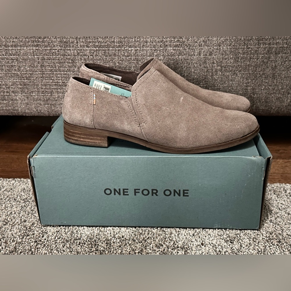 Women's Toms Shaye Low Taupe Gray Suede Loafers - size 10
